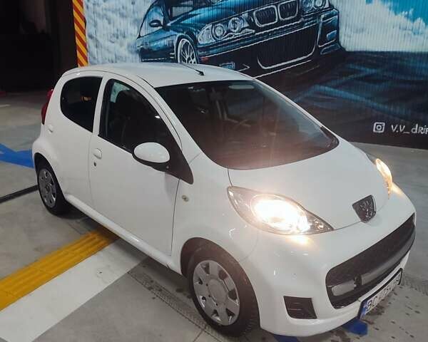 Белый Пежо 107, объемом двигателя 1 л и пробегом 180 тыс. км за 3700 $, фото 1 на Automoto.ua