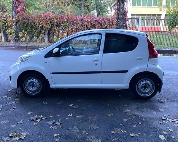 Белый Пежо 107, объемом двигателя 1 л и пробегом 140 тыс. км за 4500 $, фото 1 на Automoto.ua