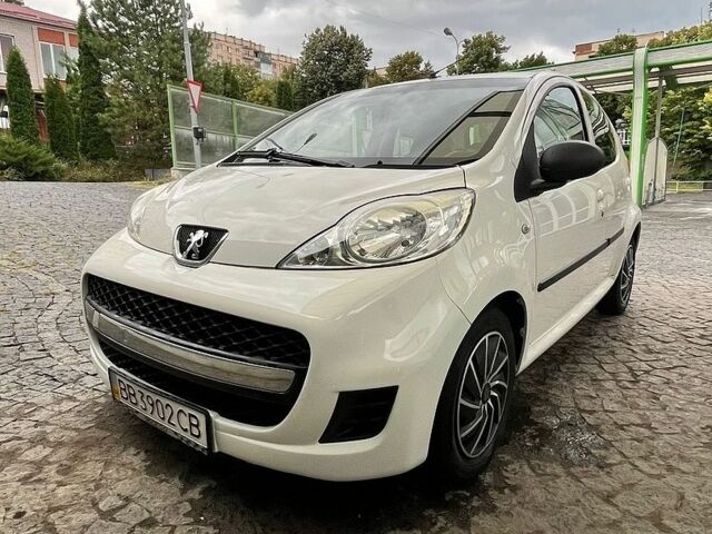 Белый Пежо 107, объемом двигателя 1 л и пробегом 141 тыс. км за 4500 $, фото 1 на Automoto.ua