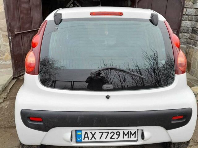 Белый Пежо 107, объемом двигателя 1 л и пробегом 140 тыс. км за 5700 $, фото 1 на Automoto.ua