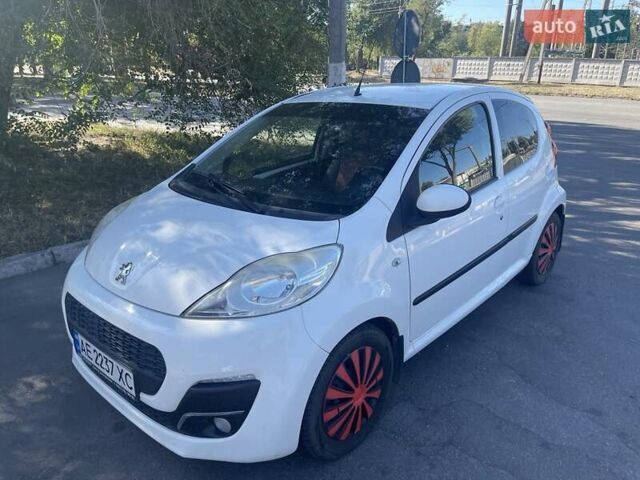 Белый Пежо 107, объемом двигателя 1 л и пробегом 102 тыс. км за 6800 $, фото 1 на Automoto.ua