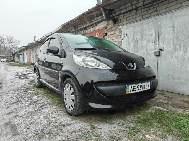 Черный Пежо 107, объемом двигателя 1 л и пробегом 155 тыс. км за 4000 $, фото 1 на Automoto.ua