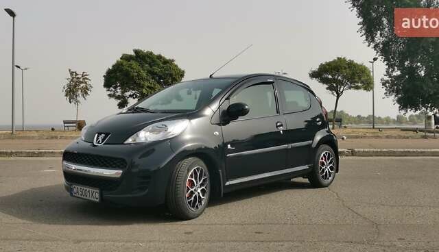 Черный Пежо 107, объемом двигателя 1 л и пробегом 53 тыс. км за 7100 $, фото 1 на Automoto.ua
