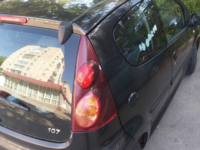 Черный Пежо 107, объемом двигателя 1 л и пробегом 88 тыс. км за 7250 $, фото 1 на Automoto.ua