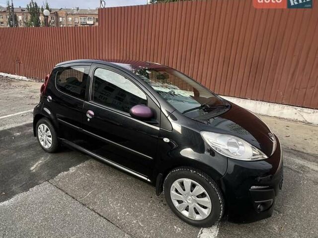 Чорний Пежо 107, об'ємом двигуна 1 л та пробігом 105 тис. км за 6500 $, фото 1 на Automoto.ua