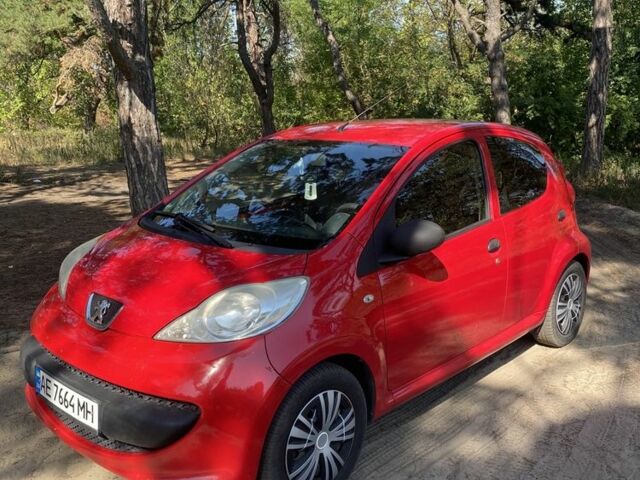 Красный Пежо 107, объемом двигателя 1 л и пробегом 200 тыс. км за 4500 $, фото 1 на Automoto.ua