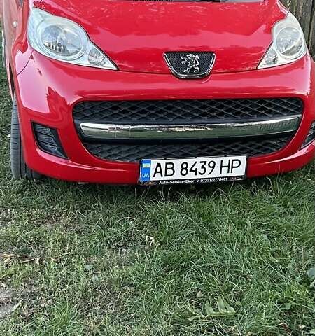 Красный Пежо 107, объемом двигателя 1 л и пробегом 142 тыс. км за 4300 $, фото 1 на Automoto.ua