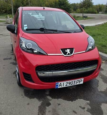 Красный Пежо 107, объемом двигателя 1 л и пробегом 154 тыс. км за 5500 $, фото 1 на Automoto.ua