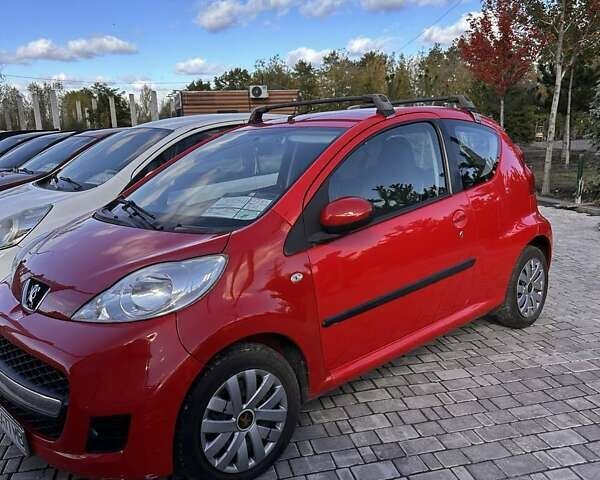 Пежо 107 2010 в Киеве на Automoto.ua Красный Пежо 107, объемом двигателя 1 л и пробегом 129 тыс. км за 4400 $, фото 1 на Automoto.ua