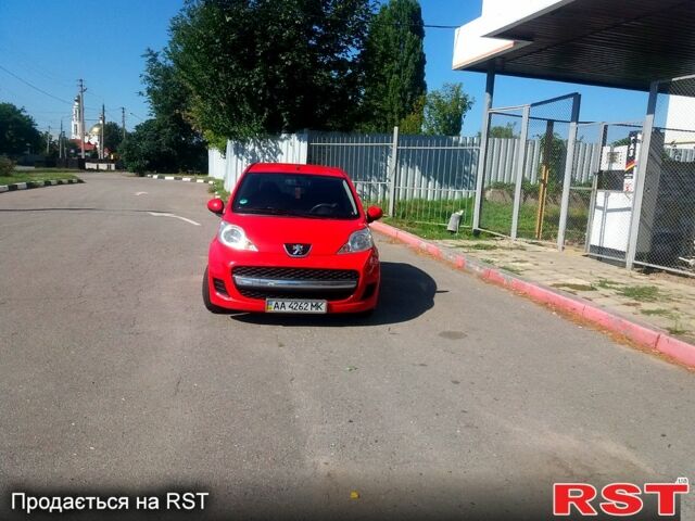Красный Пежо 107, объемом двигателя 1 л и пробегом 156 тыс. км за 3850 $, фото 1 на Automoto.ua