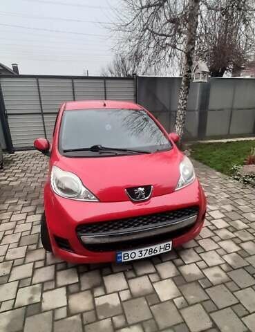 Красный Пежо 107, объемом двигателя 1 л и пробегом 161 тыс. км за 4700 $, фото 1 на Automoto.ua