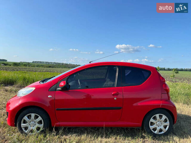 Красный Пежо 107, объемом двигателя 1 л и пробегом 224 тыс. км за 5200 $, фото 1 на Automoto.ua