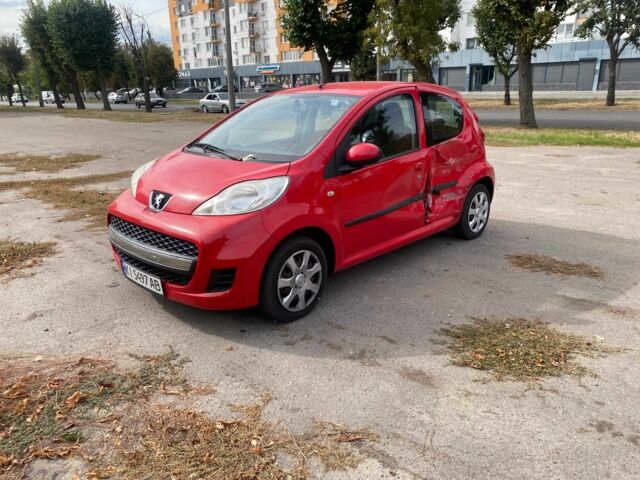 Красный Пежо 107, объемом двигателя 1 л и пробегом 172 тыс. км за 3500 $, фото 1 на Automoto.ua