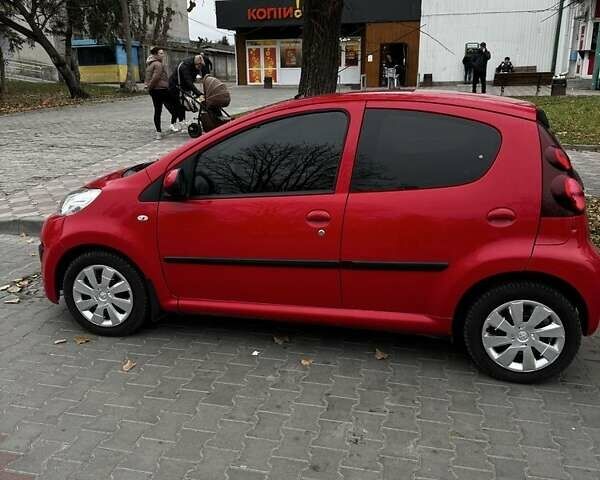 Красный Пежо 107, объемом двигателя 1 л и пробегом 78 тыс. км за 6000 $, фото 1 на Automoto.ua