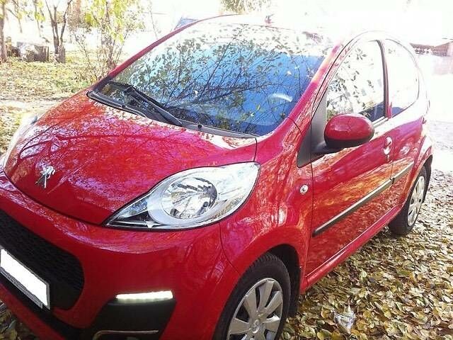 Червоний Пежо 107, об'ємом двигуна 1 л та пробігом 28 тис. км за 8200 $, фото 1 на Automoto.ua