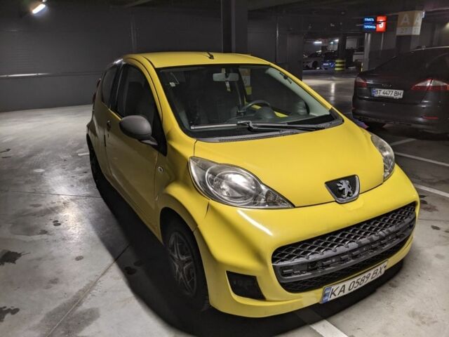 Желтый Пежо 107, объемом двигателя 1 л и пробегом 123 тыс. км за 3400 $, фото 1 на Automoto.ua