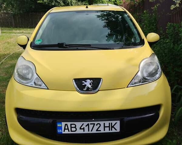 Желтый Пежо 107, объемом двигателя 1 л и пробегом 216 тыс. км за 3300 $, фото 1 на Automoto.ua