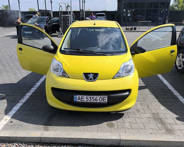 Желтый Пежо 107, объемом двигателя 1 л и пробегом 140 тыс. км за 3100 $, фото 1 на Automoto.ua