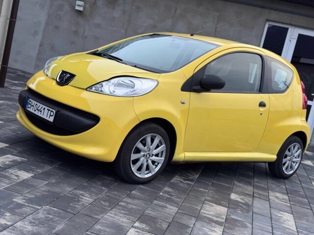 Желтый Пежо 107, объемом двигателя 1 л и пробегом 160 тыс. км за 3500 $, фото 1 на Automoto.ua