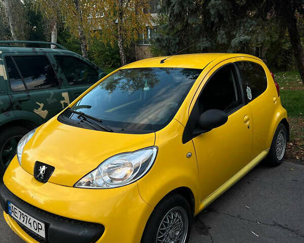 Желтый Пежо 107, объемом двигателя 1 л и пробегом 189 тыс. км за 4100 $, фото 1 на Automoto.ua