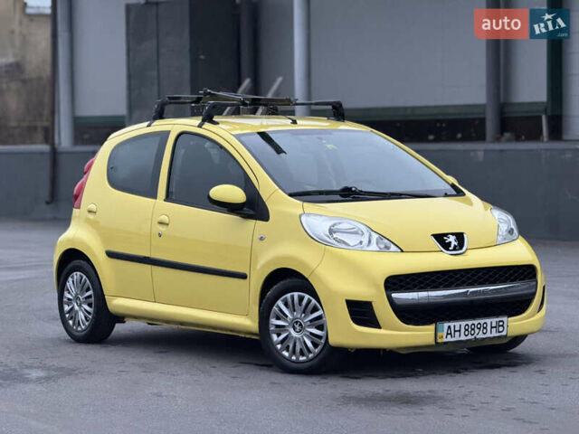 Желтый Пежо 107, объемом двигателя 1 л и пробегом 132 тыс. км за 4950 $, фото 1 на Automoto.ua