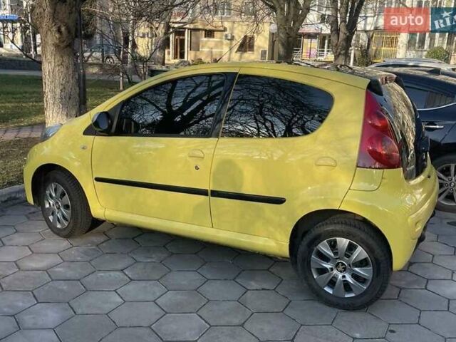 Пежо 107 2010 в Черноморске (Ильичевске) на Automoto.ua Желтый Пежо 107, объемом двигателя 1 л и пробегом 94 тыс. км за 6000 $, фото 1 на Automoto.ua