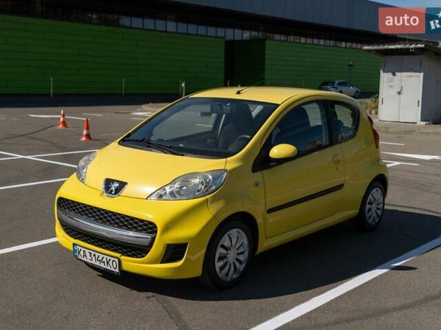 Желтый Пежо 107, объемом двигателя 1 л и пробегом 169 тыс. км за 4500 $, фото 1 на Automoto.ua