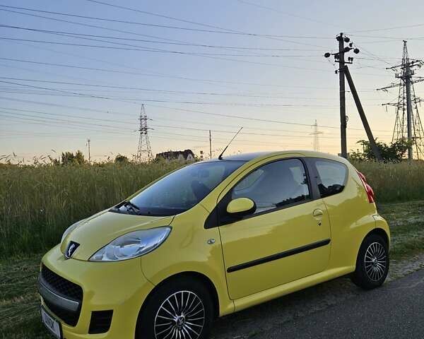 Жовтий Пежо 107, об'ємом двигуна 1 л та пробігом 139 тис. км за 5300 $, фото 1 на Automoto.ua