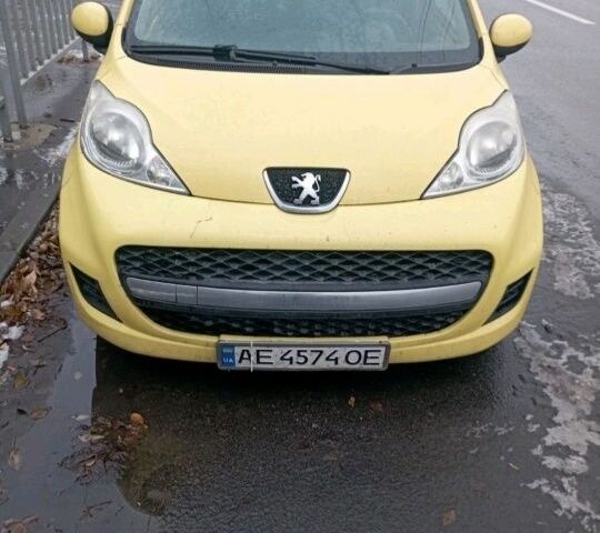 Желтый Пежо 107, объемом двигателя 1 л и пробегом 80 тыс. км за 4000 $, фото 1 на Automoto.ua