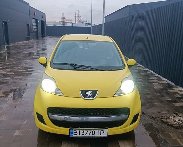Желтый Пежо 107, объемом двигателя 1 л и пробегом 166 тыс. км за 3000 $, фото 1 на Automoto.ua