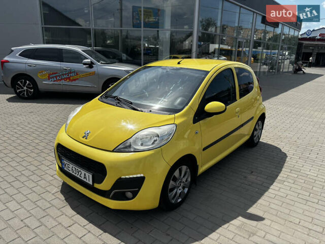 Желтый Пежо 107, объемом двигателя 1 л и пробегом 122 тыс. км за 5250 $, фото 1 на Automoto.ua