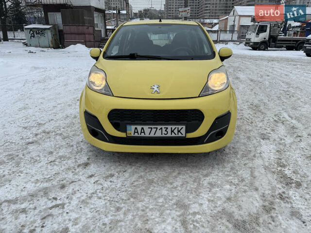 Желтый Пежо 107, объемом двигателя 1 л и пробегом 192 тыс. км за 4630 $, фото 1 на Automoto.ua