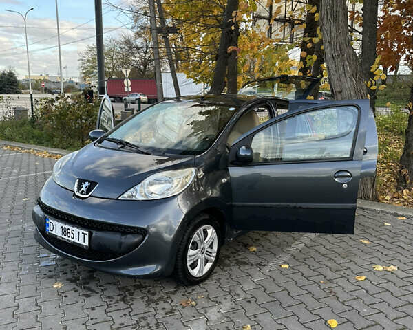 Серый Пежо 107, объемом двигателя 1 л и пробегом 94 тыс. км за 4200 $, фото 1 на Automoto.ua