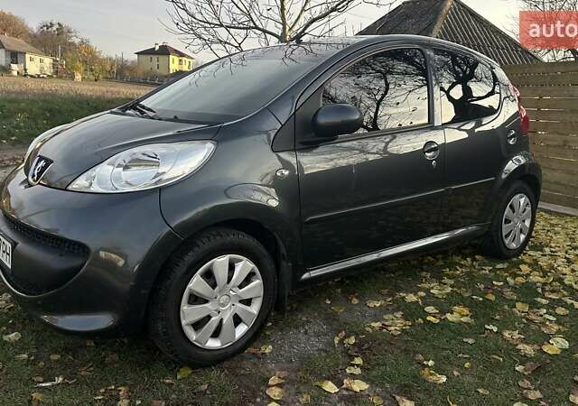 Серый Пежо 107, объемом двигателя 1 л и пробегом 123 тыс. км за 5200 $, фото 1 на Automoto.ua