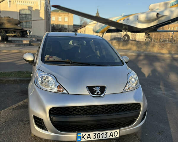 Серый Пежо 107, объемом двигателя 1 л и пробегом 187 тыс. км за 5500 $, фото 1 на Automoto.ua
