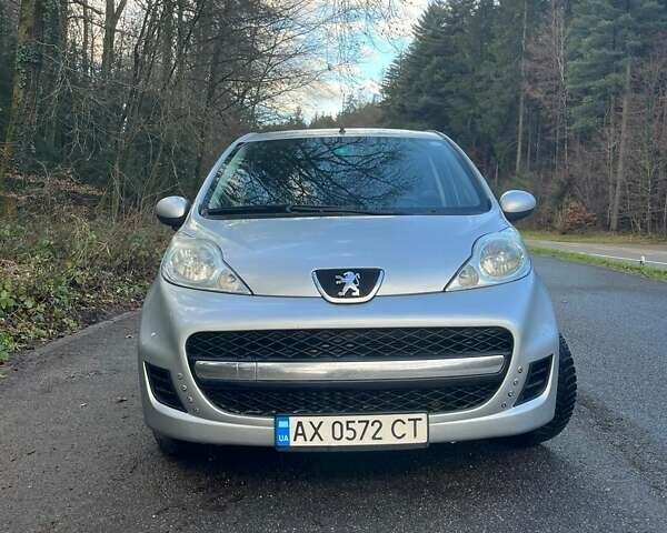 Серый Пежо 107, объемом двигателя 1 л и пробегом 210 тыс. км за 4200 $, фото 1 на Automoto.ua