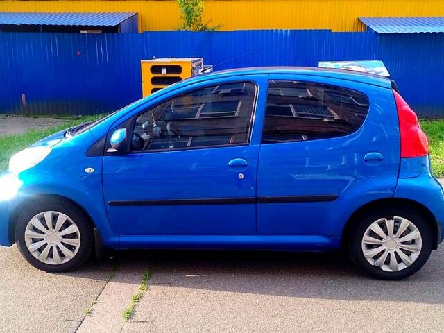 Синий Пежо 107, объемом двигателя 1 л и пробегом 180 тыс. км за 5500 $, фото 1 на Automoto.ua