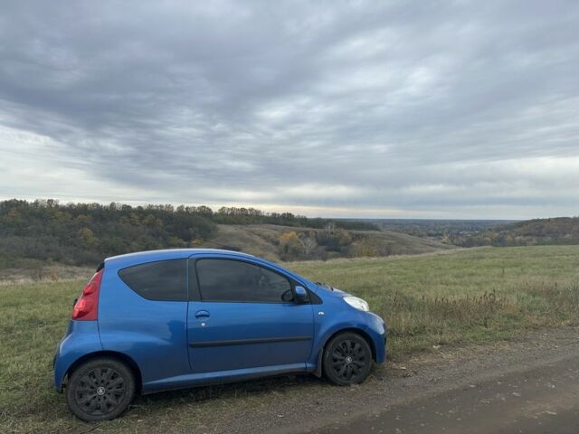 Синий Пежо 107, объемом двигателя 1 л и пробегом 217 тыс. км за 5200 $, фото 1 на Automoto.ua