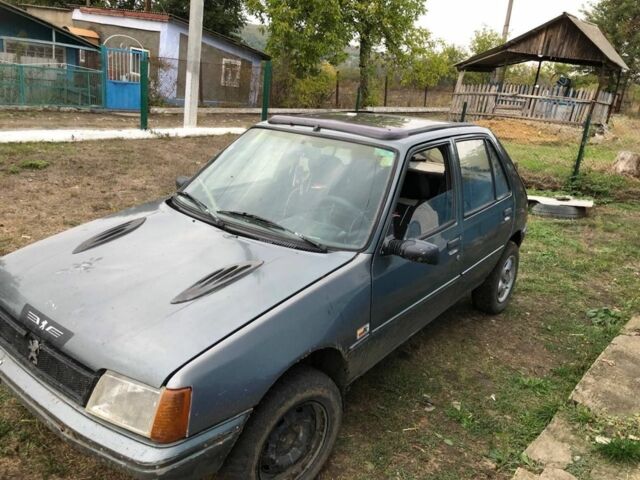 Серый Пежо 205, объемом двигателя 1.7 л и пробегом 200 тыс. км за 800 $, фото 1 на Automoto.ua