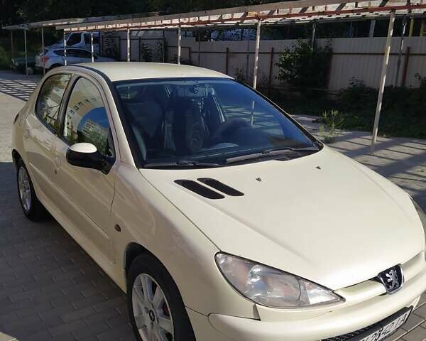 Белый Пежо 206, объемом двигателя 1.39 л и пробегом 280 тыс. км за 3900 $, фото 1 на Automoto.ua