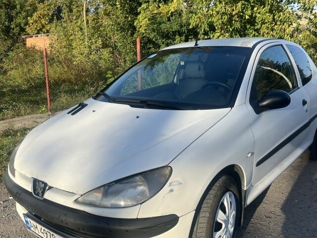 Белый Пежо 206, объемом двигателя 1.9 л и пробегом 316 тыс. км за 2300 $, фото 1 на Automoto.ua