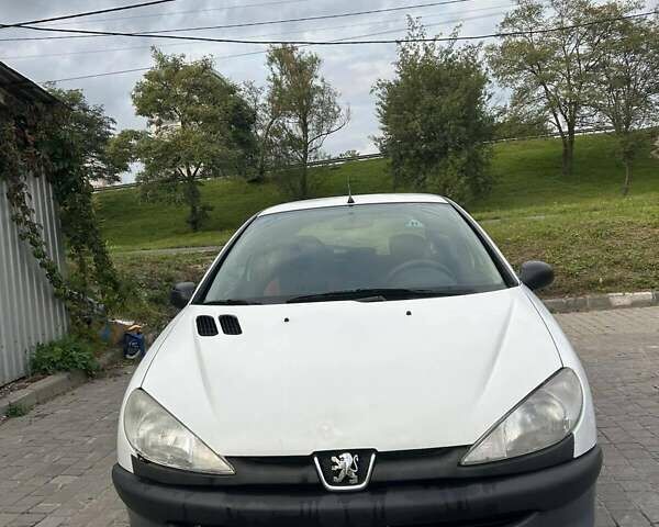 Белый Пежо 206, объемом двигателя 1.1 л и пробегом 265 тыс. км за 1699 $, фото 1 на Automoto.ua