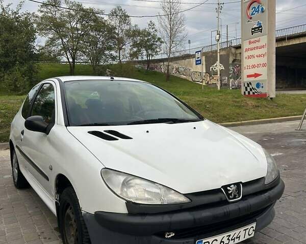 Белый Пежо 206, объемом двигателя 1.1 л и пробегом 265 тыс. км за 1299 $, фото 1 на Automoto.ua