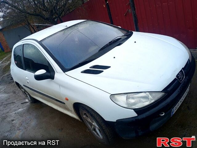 Белый Пежо 206, объемом двигателя 1.1 л и пробегом 200 тыс. км за 1250 $, фото 1 на Automoto.ua