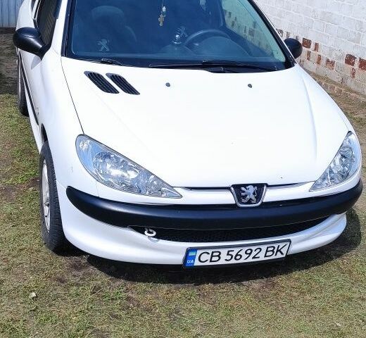 Белый Пежо 206, объемом двигателя 1.1 л и пробегом 300 тыс. км за 2600 $, фото 1 на Automoto.ua