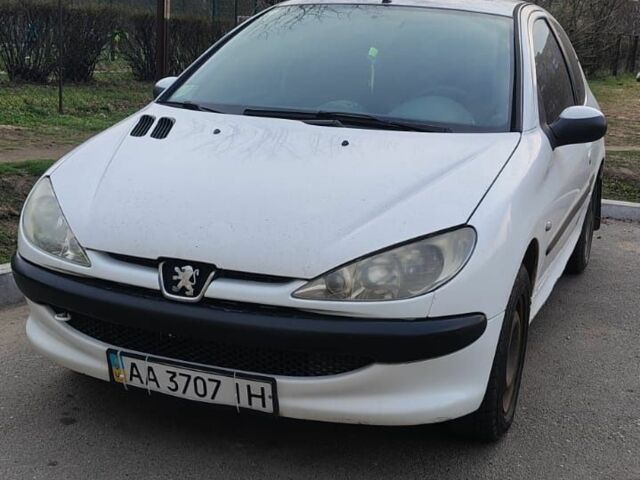 Белый Пежо 206, объемом двигателя 1.4 л и пробегом 257 тыс. км за 2400 $, фото 1 на Automoto.ua