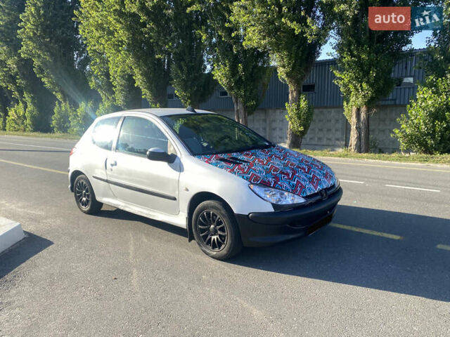 Белый Пежо 206, объемом двигателя 1.36 л и пробегом 293 тыс. км за 2500 $, фото 1 на Automoto.ua
