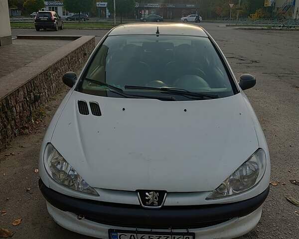 Білий Пежо 206, об'ємом двигуна 1.36 л та пробігом 253 тис. км за 1900 $, фото 1 на Automoto.ua