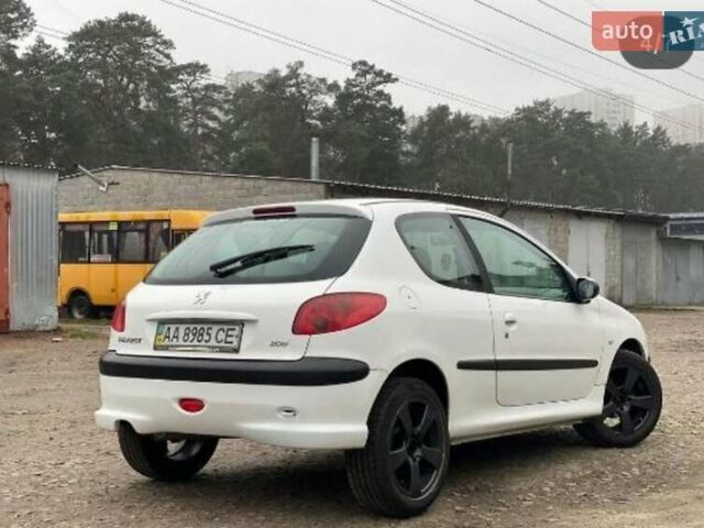 Білий Пежо 206, об'ємом двигуна 1.36 л та пробігом 314 тис. км за 2400 $, фото 1 на Automoto.ua