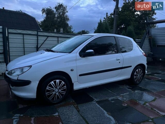 Білий Пежо 206, об'ємом двигуна 1.4 л та пробігом 320 тис. км за 2000 $, фото 1 на Automoto.ua